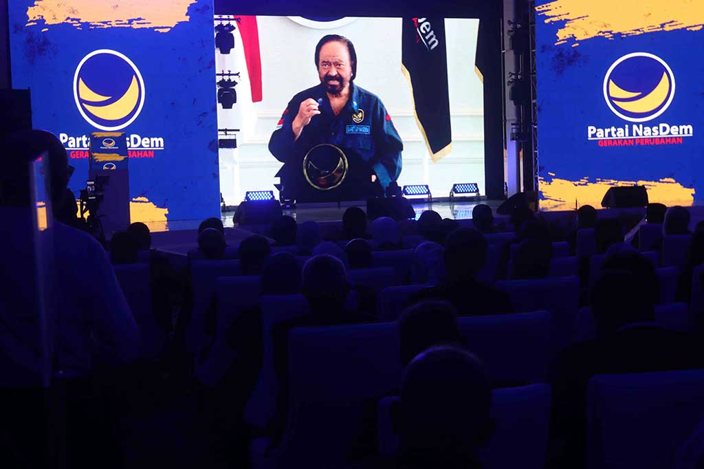 Surya Paloh menilai salah satu falsafah Jawa yang berbunyi eling lan waspada tepat untuk dipegang oleh seorang penguasa. Wejangan itu mengingatkan setiap manusia untuk senantiasa waspada agar tidak mudah tergiur dengan segala godaan. 