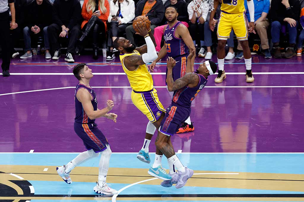 Bintang Los Angeles Lakers LeBron James menolak tua pada laga melawan Phoenix Suns pada turnamen NBA dalam Musim atau NBA In-Season Tournament di Footprint Center Phoenix Arizona, Sabtu, 11 November 2023 WIB. Laga berakhir dengan skor 122-119 untuk Lakers.