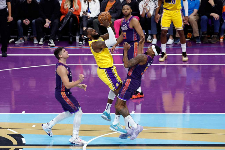 Bintang Los Angeles Lakers LeBron James menolak tua pada laga melawan Phoenix Suns pada turnamen NBA dalam Musim atau NBA In-Season Tournament di Footprint Center Phoenix Arizona, Sabtu, 11 November 2023 WIB. Laga berakhir dengan skor 122-119 untuk Lakers.