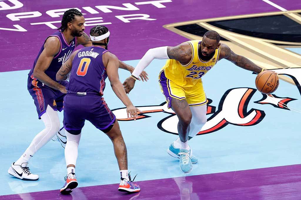 Legenda hidup NBA yang berusia 38 tahun itu mencetak poin tertinggi di akhir laga dengan 32 poin yang membawa timnya menang atas Suns.