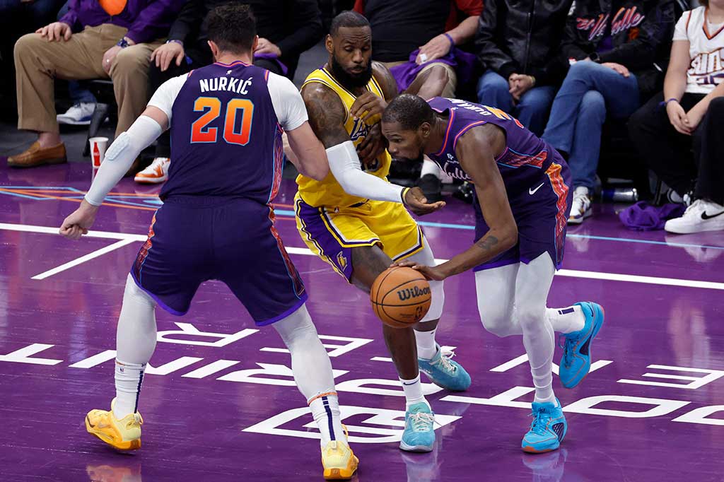 Sementara Kevin Durant, pemain 35 tahun dengan pengalaman 17 tahun di NBA mencetak poin terbanyak untuk Suns dengan 38 poin.