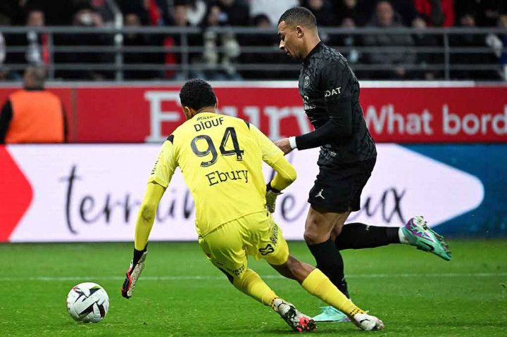 Kylian Mbappe mengukir trigol saat PSG menang 3-0 atas Reims pada Sabtu, 11 November 2023, dan sekaligus naik ke puncak klasemen Liga Prancis.