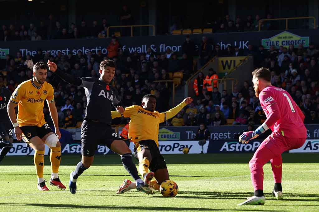 Pada pertandingan tersebut, Tottenham mengambil inisiatif menyerang terlebih dahulu dan dapat mencetak gol cepat pada menit ketiga lewat tendangan Brennan Johnson. Berawal dari umpan yang dikirimkan oleh Pedro Porro, bola dapat diterima oleh Johnson yang selanjutnya melepaskan tendangan kaki kiri dan mengubah skor menjadi 1-0.