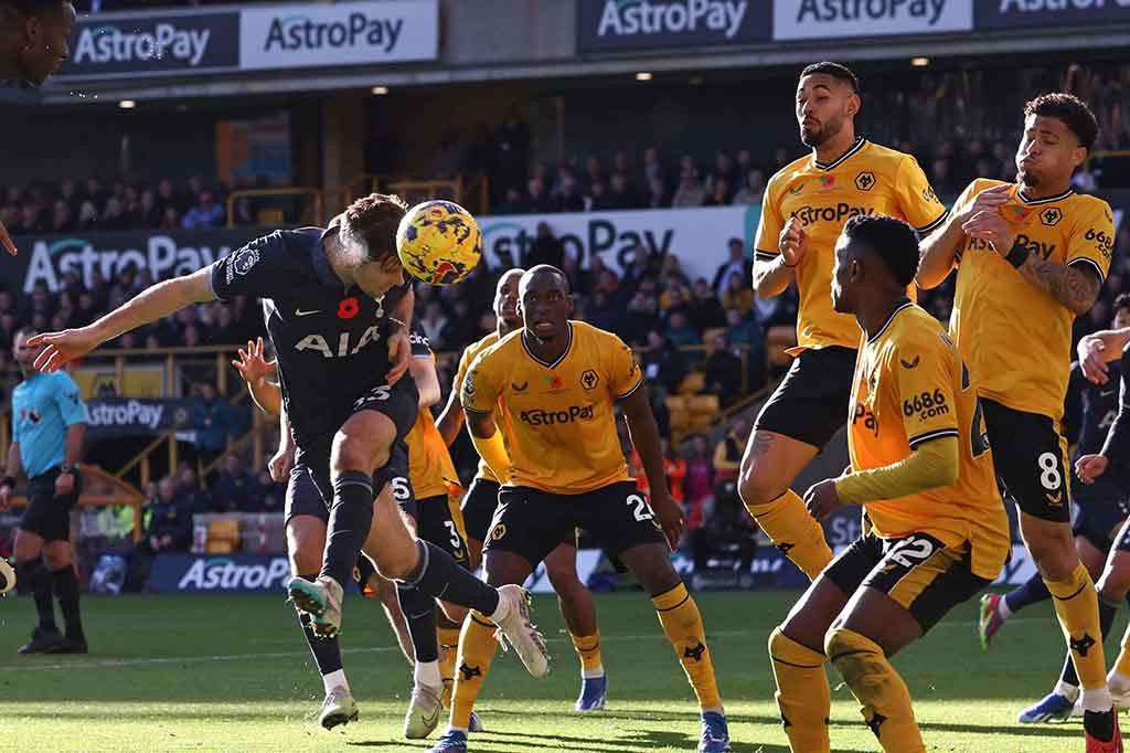 Tottenham Hotspur gagal kembali ke puncak klasemen sementara Liga Inggris setelah dikalahkan Wolves 1-2 pada laga pekan ke-12 di Stadion Molineux, Wolverhampton, Sabtu, 11 November 2023.