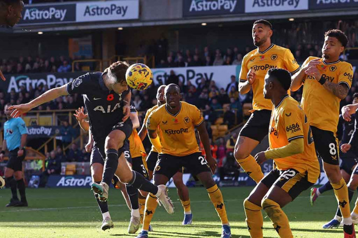 Tottenham Hotspur gagal kembali ke puncak klasemen sementara Liga Inggris setelah dikalahkan Wolves 1-2 pada laga pekan ke-12 di Stadion Molineux, Wolverhampton, Sabtu, 11 November 2023.