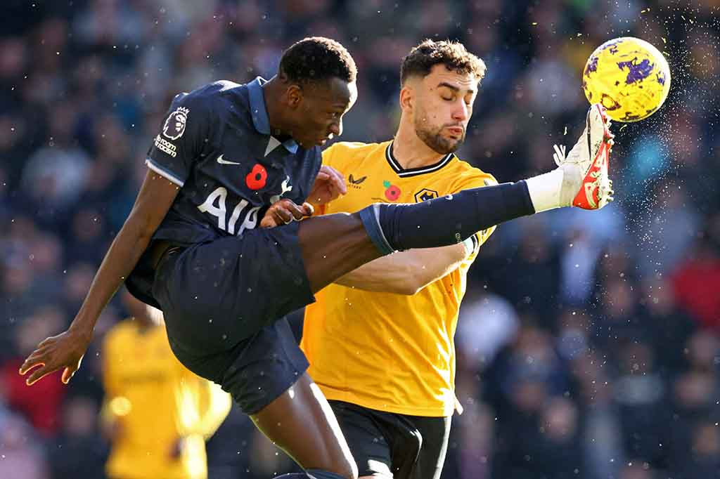 Sarabia sukses membobol gawang dari Tottenham pada menit 90+1 melalui tendangan kaki kirinya seusai menerima umpan dari Matheus Cunha dan mengubah skor menjadi sama kuat 1-1.