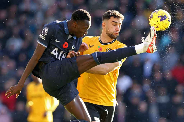 Sarabia sukses membobol gawang dari Tottenham pada menit 90+1 melalui tendangan kaki kirinya seusai menerima umpan dari Matheus Cunha dan mengubah skor menjadi sama kuat 1-1.