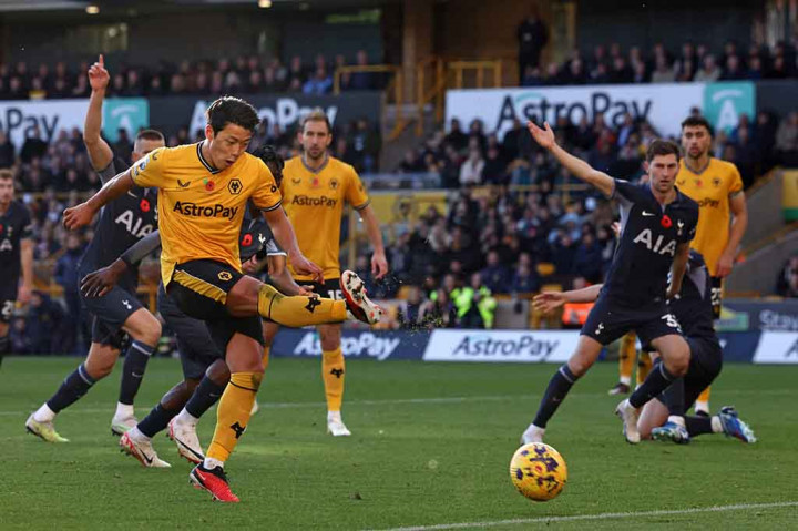 Hanya berselang enam menit, Wolves berhasil membalikkan keadaan menjadi 2-1 setelah umpan silang Sarabia dapat dikonversi menjadi gol oleh tendangan Mario Lemina. Skor tersebut bertahan hingga pertandingan usai.