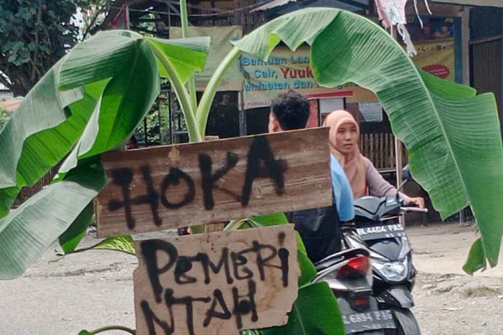 Warga di Kabupaten Pidie, Provinsi Aceh, sepertinya cukup kecewa terhadap pemerintah Aceh. Pasalnya kondisi badan jalan Kota Sigli-Jabal Ghafur yang rusak parah itu tak kunjung diperbaiki.