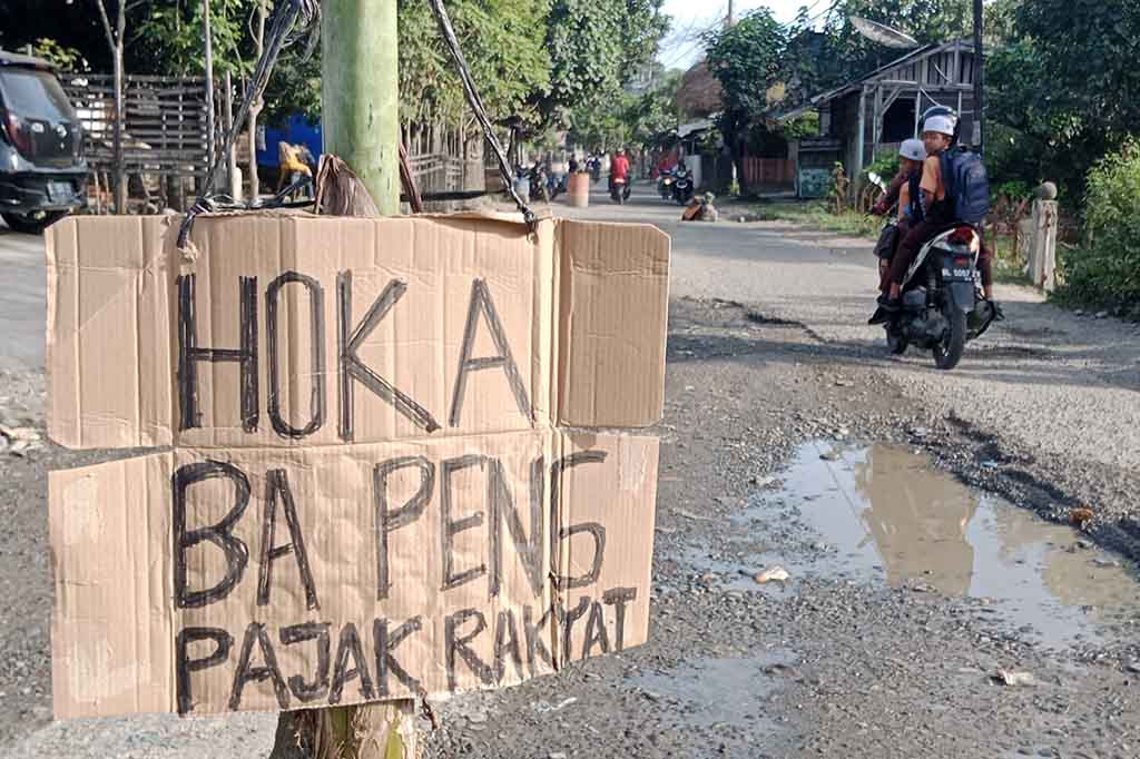 Untuk melampiaskan rasa kesal dan kecewa, warga Kemukiman Garot, Kecamatan Indrajaya, sejak tiga hari terakhir menanam pohon pisang di badan jalan yang rusak itu.