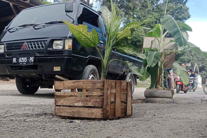 Padahal jalan milik pemerintah Provinsi Aceh itu sudah puluhan tahun rusak parah dan bertabur ratusan lubang. Bukan saja sekedar rusak, tapi sering pengguna jalan terperosok lubang sehingga cukup sering terjadi kecelakaan lalu lintas.