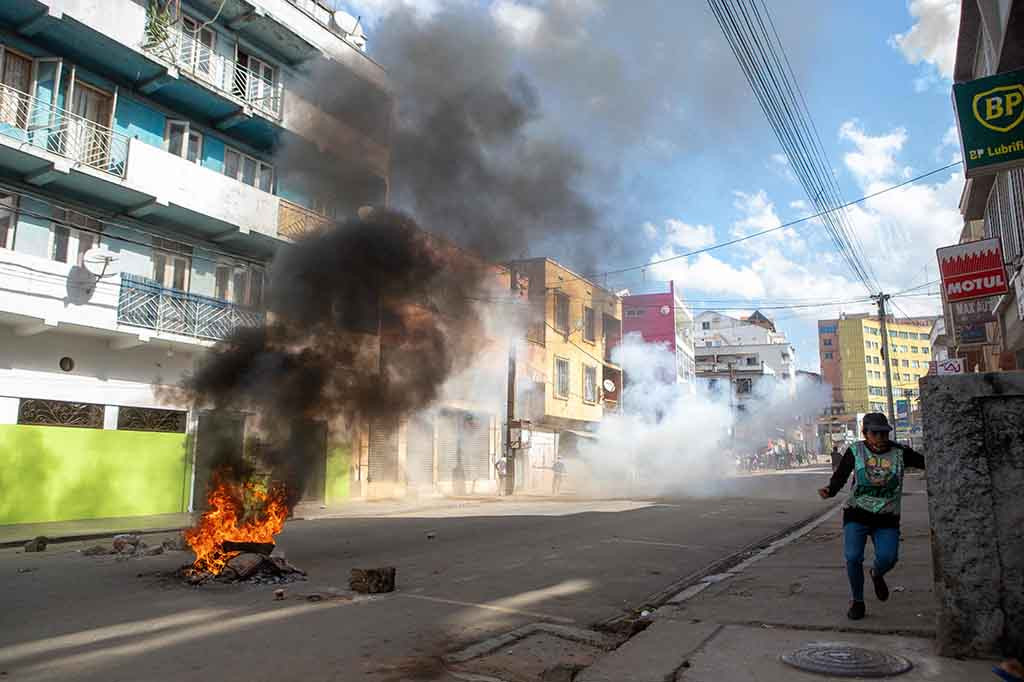 Wartawan AFP mengatakan mereka memasang barikade, membakar beberapa ban dan melemparkan batu ke arah polisi anti huru-hara yang membawa perisai.