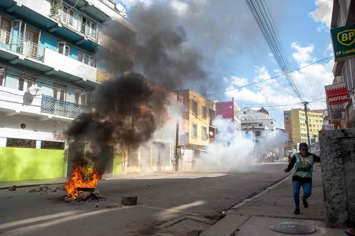 Wartawan AFP mengatakan mereka memasang barikade, membakar beberapa ban dan melemparkan batu ke arah polisi anti huru-hara yang membawa perisai.