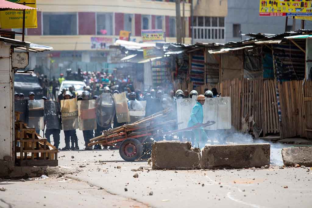 Prefek polisi Angelo Ravelonarivo mengatakan pada konferensi pers bahwa 11 orang telah ditahan.