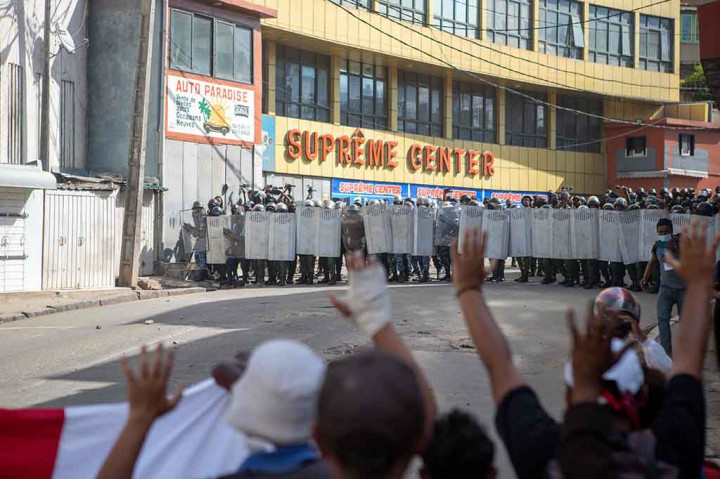 Polisi menembakkan gas air mata pada hari Sabtu, 11 November 2023 untuk membubarkan pendukung oposisi Madagaskar dan menahan 11 orang menjelang pemilihan presiden pada 16 November 2023.