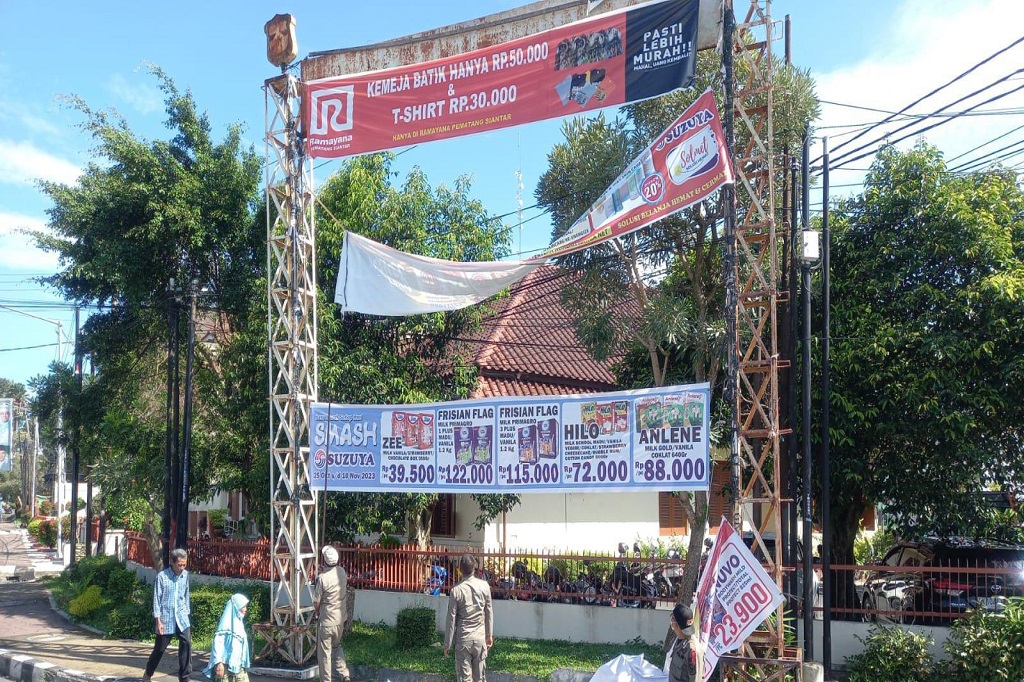 Plh Sekretaris Daerah (Sekda) Kota Pematang Siantar Junaedi Sitanggang didampingi Kepala Dinas Komunikasi dan Informatika (Kominfo) Johannes Sihombing menyampaikan berdasarkan informasi dari Kepala Satpol PP Kota
Pematang Siantar Pariaman Silaen pihaknya melaksanakan tugas fungsi sesuai aturan tanpa intervensi siapapun dan tanpa pandang bulu.