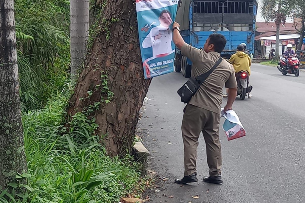 Satuan Polisi Pamong Praja (Satpol PP) Kota Pematang Siantar melakukan penertiban sejumlah atribut/tanda gambar peserta Pemilu sebelum masa kampanye. Penertiban tersebut sesuai ketentuan dan dilakukan tanpa pandang bulu di sejumlah titik di Kota Pematang Siantar.