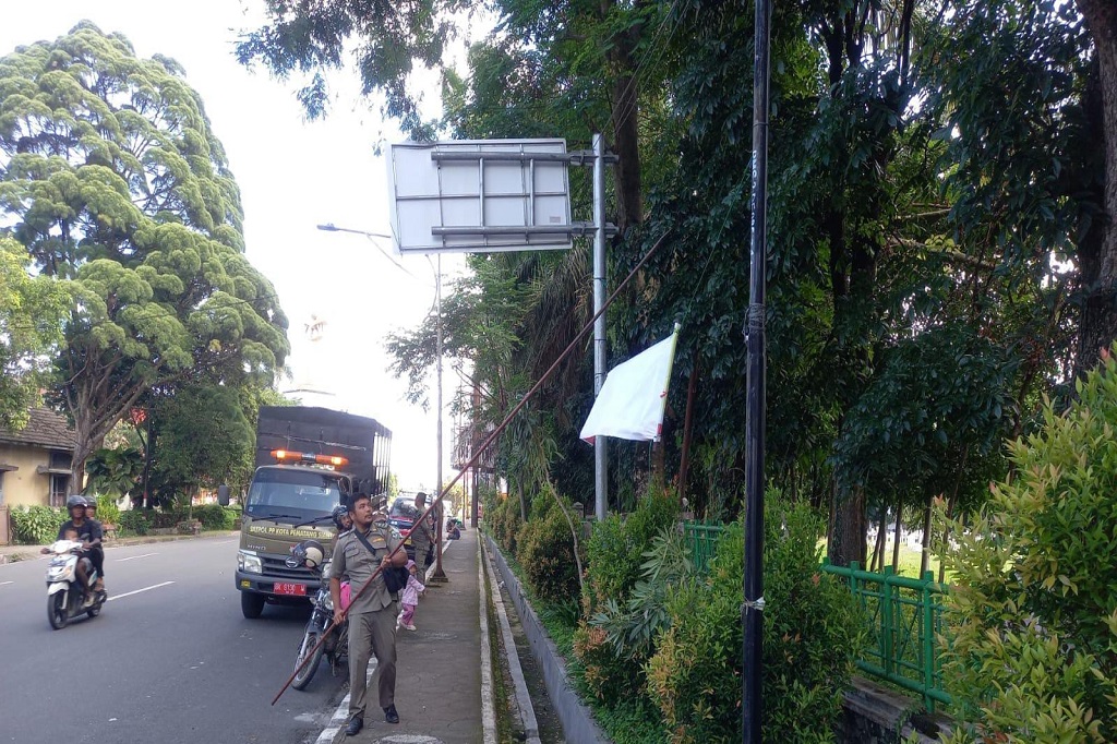 Adapun lokasi yang ditertibkan yaitu di sekitaran SMP Negeri 4 Jalan Kartini; kawasan SMK, SMA, dan SMP Kartika Jalan Kartini, Kantor Satpol PP, Kantor DPRD, dan pagar Lapangan H Adam Malik