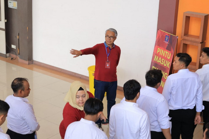 Seleksi Kompetensi Dasar Calon Pegawai Negeri Sipil (SKD CPNS) Kemenkumham di Jawa Timur (Jatim) masih diwarnai hal-hal klenik. Hal itu terlihat dengan masih banyaknya peserta membawa berbagai macam jimat saat mengikuti tes yang digelar di Politeknik Pelayaran Surabaya, Minggu, 12 November 2023.