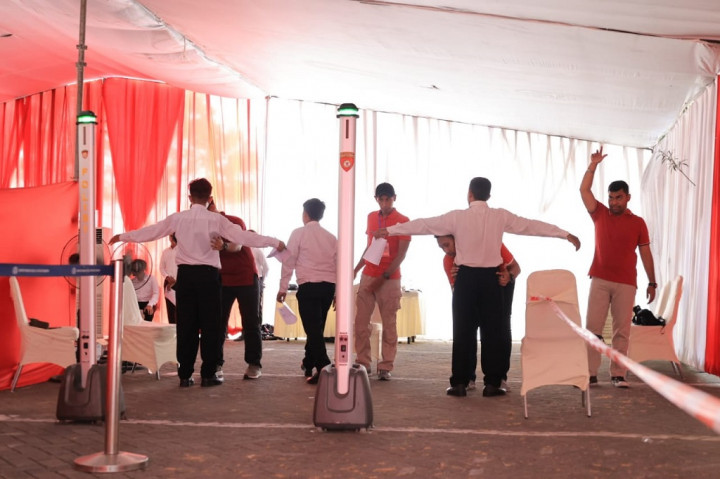 Panitia memang mengantisipasi agar barang-barang tersebut tidak dibawa ke area tes. Maka petugas memperketat penggeledahan, mulai dari pakaian, celana hingga ikat pinggang. 