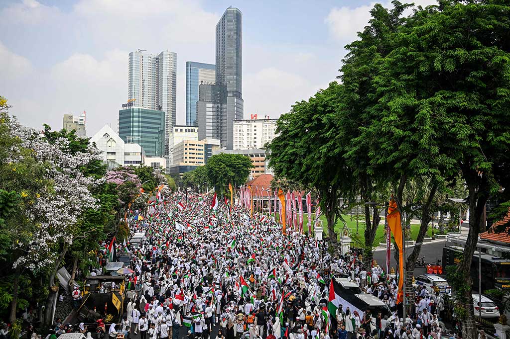 Puluhan ribu warga memadati kawasan Jalan Gubernur Suryo atau depan Gedung Negara Grahadi, Kota Surabaya, Minggu, 12 Oktober 2023, untuk menggelar aksi damai bela Palestina.