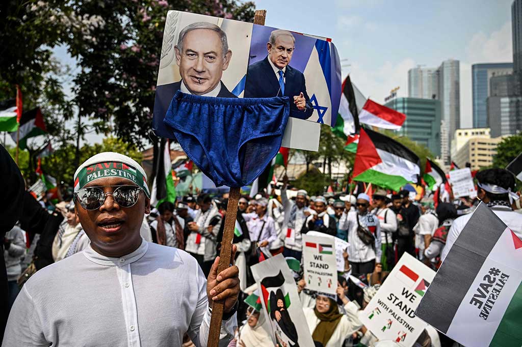 Massa aksi damai juga menuntut kemerdekaan bangsa Palestina dengan meneriakkan kalimat 'Free Free Palestine'.
