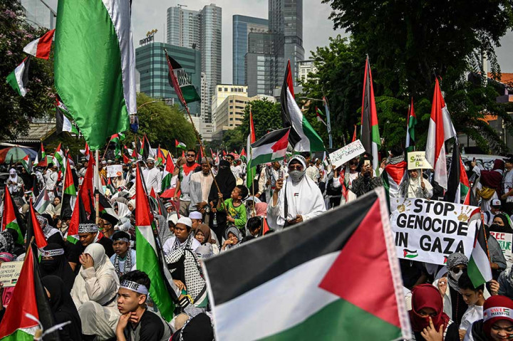 Massa menggelar doa bersama hingga menyuarakan aspirasi mengecam aksi zionis Israel yang melakukan invasi secara besar-besar ke wilayah Palestina.