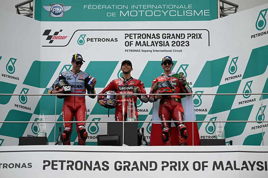 Sementara, Bagnaia mengamankan podium terakhir di Malaysia setelah terpaut jarak 3,562 detik dari rekan satu timnya, dan masih memuncaki klasemen sementara musim ini dengan total 412 poin.