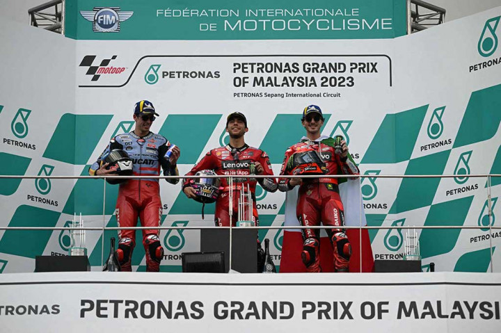 Sementara, Bagnaia mengamankan podium terakhir di Malaysia setelah terpaut jarak 3,562 detik dari rekan satu timnya, dan masih memuncaki klasemen sementara musim ini dengan total 412 poin.