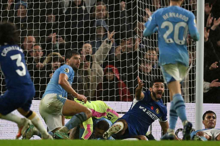 Chelsea berbalik unggul 2-1 pada menit 37, ketika Raheem Sterling berhasil membobol gawang mantan klubnya setelah memaksimalkan umpan dari Reece James. Berbalik tertinggal, Man City memaksa babak pertama berkesudahan dengan skor 2-2 lewat gol yang dicetak oleh Manuel Akanji pada menit 45+1.