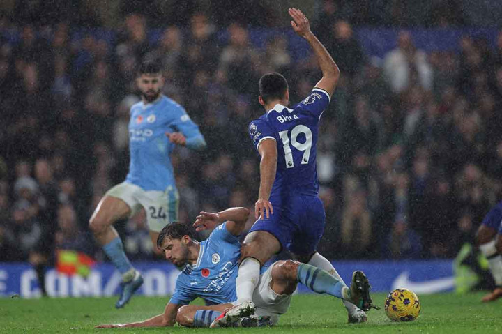 Haaland yang maju sebagai algojo sukses melaksanakan tugasnya dengan baik setelah tendangannya tak dapat ditebak oleh kiper Chelsea Roberto Sanchez sehingga skor berubah menjadi 1-0 untuk keunggulan tim tamu pada menit 25. Pada menit 29, Chelsea mampu menyamakan kedudukan setelah umpan sepak pojok Conor Gallagher dapat disambut sundulan Thiago Silva dan berujung gol sehingga skor kembali sama kuat 1-1. 