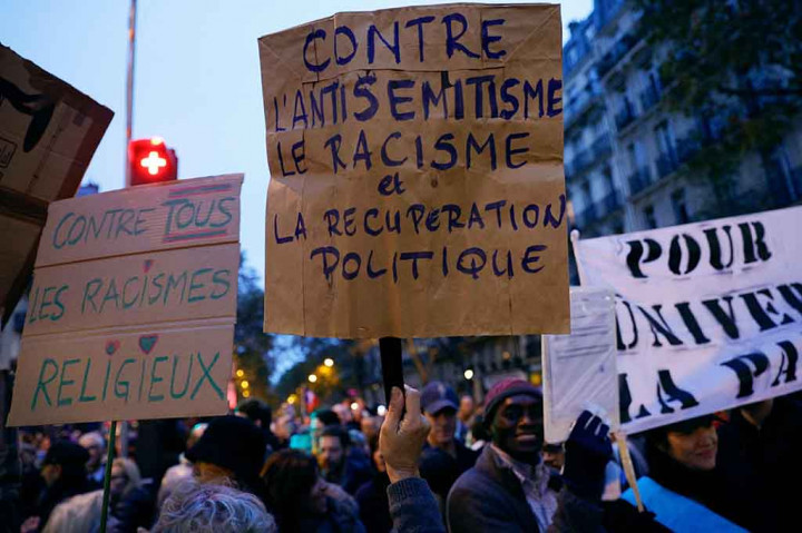 Lebih dari 100.000 orang pada hari Minggu, 12 November 2023 melakukan unjuk rasa menentang anti-Semitisme di Paris, setelah berhari-hari terjadi perselisihan antara partai-partai politik mengenai siapa yang harus ambil bagian dan meningkatnya insiden anti-Semitisme di seluruh Prancis.