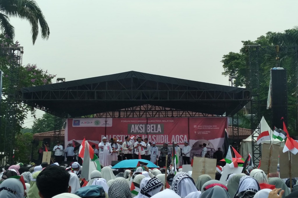 Aksi bela Palestina terus berkumandang di Palembang, Sumatra Selatan. Pada Minggu, 12 November 2023, puluhan ribu warga Palembang mengikuti aksi bela Palestina di lapangan DPRD Sumsel.