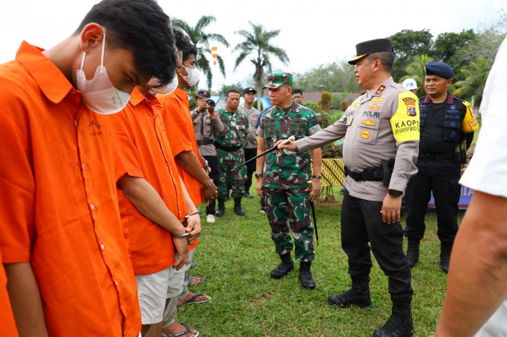 Ketiga kurir masing-masing FHM (18), FR (23), dan FE (16), ditangkap saat membawa 15 Kg ganja di jalan umum Desa Gunung Baringin, Penyabungan Timur, Kabupaten Madina. Ganja tersebut diletakkan di bagian belakang mobil Sigra yang mereka tumpangi.