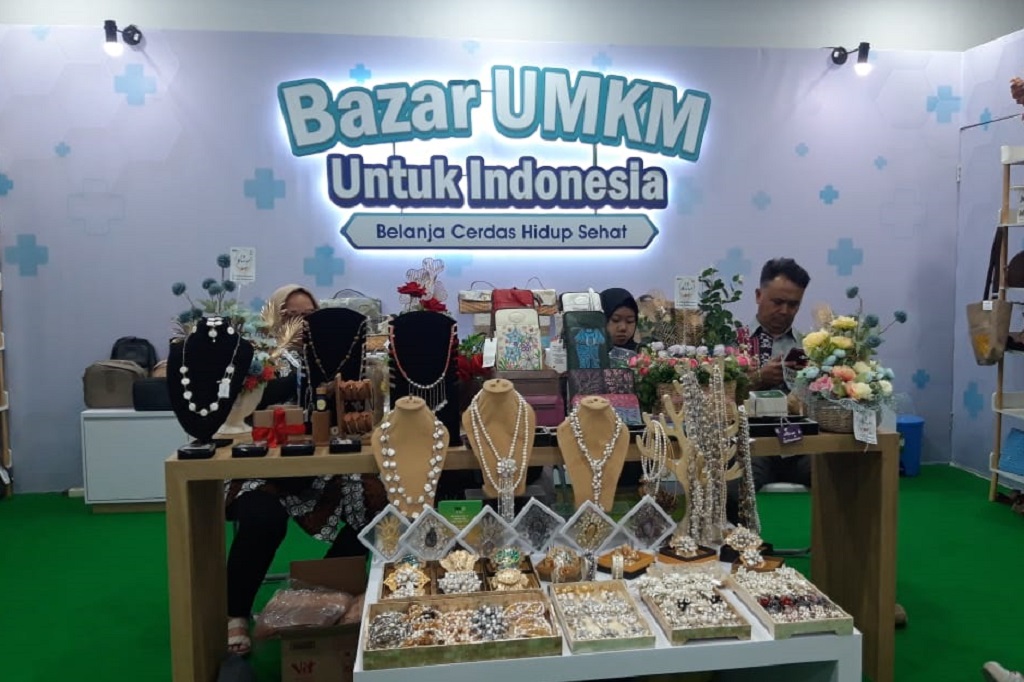 Tak hanya itu, lanjut Loto, beberapa UMKM juga telah mejeng di etalase Sarinah Department Store berkat mengikuti Bazar UMKM untuk Indonesia yang diadakan Kementerian BUMN. Dia mencatat, ada 53 produk UMKM yang sudah meramaikan lantai 3 Sarinah.