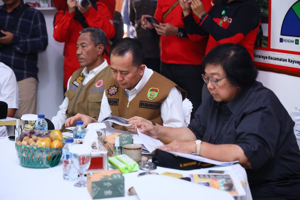 Kebakaran hutan dan lahan di Desa Jungkal, Kecamatan Pampangan, Kabupaten Ogan Komering Ilir, Sumatra Selatan masih terjadi sampai saat ini. Meski sudah sebagian daerah di Sumsel diguyur hujan, namun Desa Jungkal belum ada tersentuh hujan. Hal itu juga yang membuat karhutla di Desa Jungkal sulit dipadamkan.