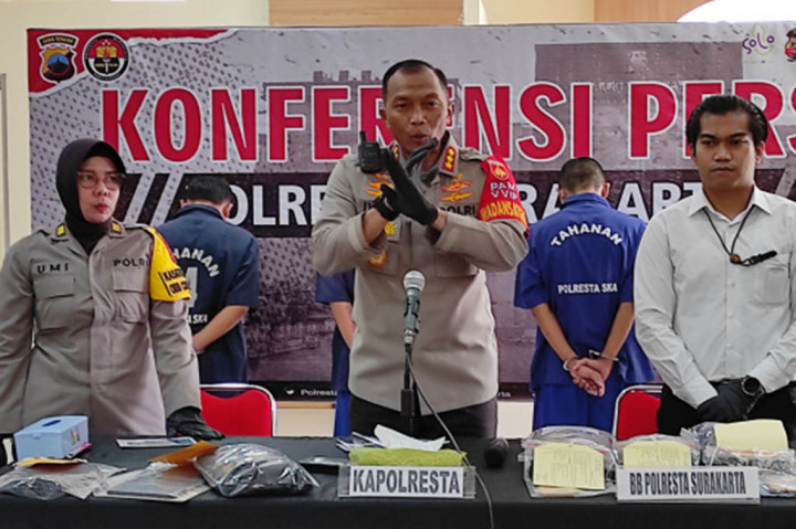 Tim Reserse Mobil (Resmob) Polresta berhasil mengejar dan menangkap sebagian anggota komplotan spesialis copet dari Bandung yang baru saja panen belasan hape di tengah keramaian konser Tipe-X di halaman Pamedan Mangkunegaran pada 28 Oktober 2023.