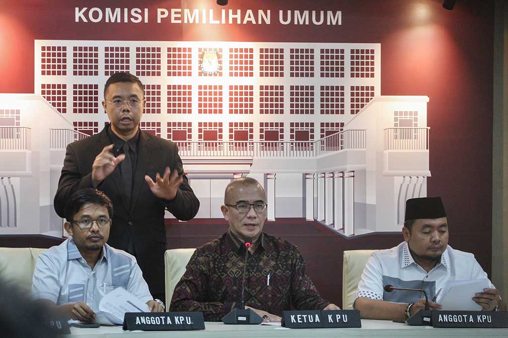 KPU menetapkan tiga pasangan calon capres-cawapres Anis Baswedan-Muhaimin Iskandar, Ganjar Pranowo-Mahfud MD, dan Prabowo Subianto-Gibran Rakabuming Raka memenuhi syarat sebagai peserta Pilpres 2024.