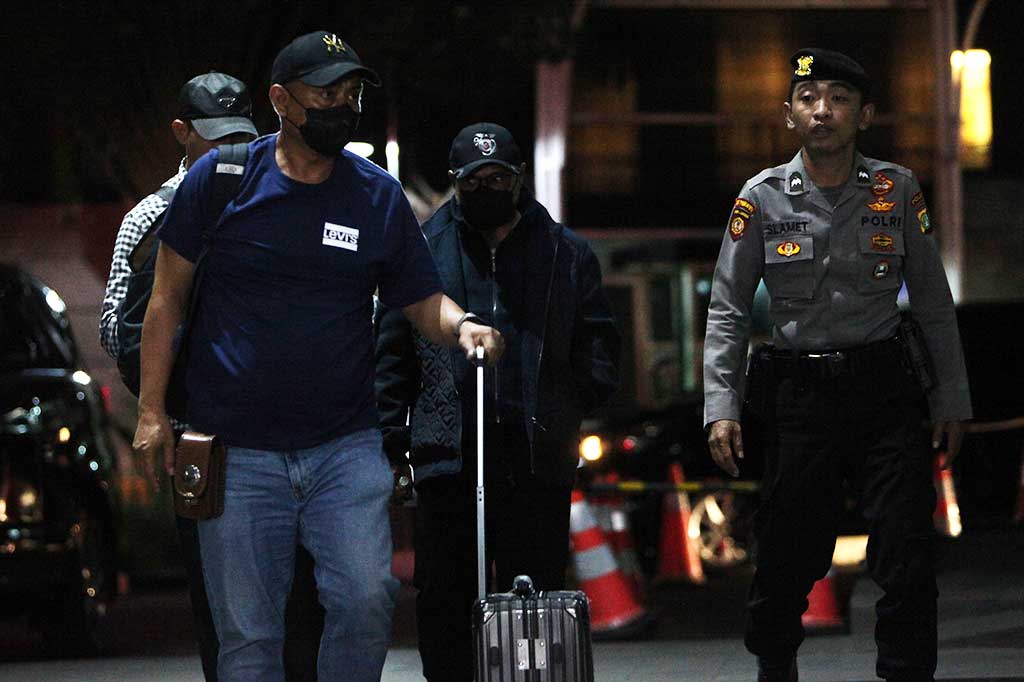 Sebanyak lima orang yang terjaring operasi tangkap tangan (OTT) Komisi Pemberantasan Korupsi (KPK) tiba di Jakarta. Salah satu pihak yakni Penjabat (Pj) Bupati Sorong Yan Piet Mosso.