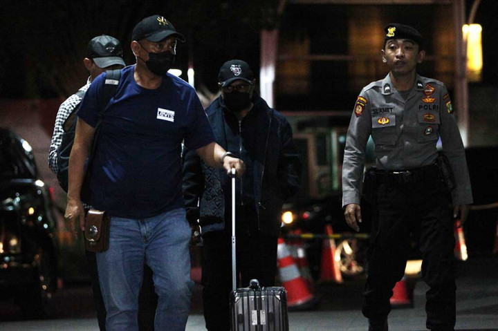 Sebanyak lima orang yang terjaring operasi tangkap tangan (OTT) Komisi Pemberantasan Korupsi (KPK) tiba di Jakarta. Salah satu pihak yakni Penjabat (Pj) Bupati Sorong Yan Piet Mosso.