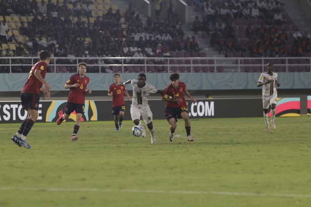 Timnas Spanyol lolos ke babak 16 besar Piala Dunia U-17 usai susah payah menang 1-0 (0-0) atas Mali pada laga kedua penyisihan Grup B di Stadion Manahan, Senin, 13 November 2023, pukul 16.00, yang diwarnai dengan drama dua gol dianulir, dan satu kartu merah untuk Mamadau Daumbia.