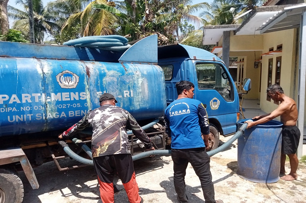 Pemerintah Kabupaten Pangandaran, Jawa Barat terus berupaya melakukan penanganan bencana El Nino yang berdampak terhadap krisis air bersih di 8 Kecamatan. Penanganan tersebut, telah menyebabkan 11.000 Kepala Keluarga (KK) atau 31 ribu jiwa kekurangan air bersih.