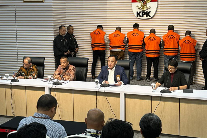 Komisi Pemberantasan Korupsi (KPK) membeberkan hasil operasi tangkap tangan (OTT) di Sorong, Papua Barat Daya pada Minggu, 12 November 2023. Sebanyak enam orang dijadikan tersangka.