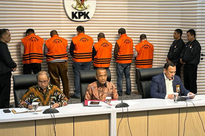 Enam orang itu yakni Penjabat (Pj) Bupati Sorong Yan Piet Mosso, Kepala BPKAD Kabupaten Sorong Efer Segidifat, staf BPKAD Kabupaten Sorong Maniel Syatfle, Kepala Perwakilan BPK Papua Barat Patrice Lumumba Sihombing, Kasubaud BPK Papua Barat Abu Hanifa, dan Ketua Tim Pemeriksa David Patasaung.