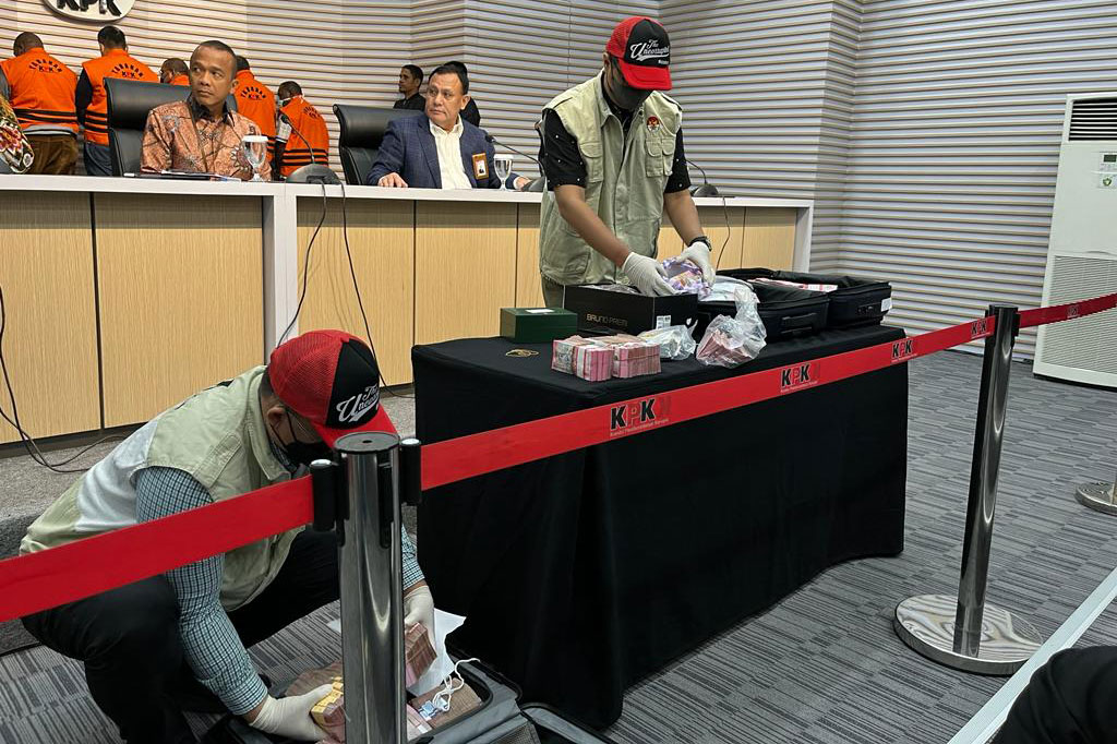 KPK menemukan uang Rp940 juta dan satu jam tangan Rolex yang diyakini disiapkan untuk Patrice. Bukti awal dalam perkara ini ditaksir mencapai Rp1,8 miliar.