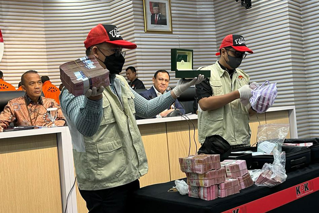 Mereka semua kini ditahan selama 20 hari sampai 3 Desember 2023. KPK berhak memperpanjang upaya paksa itu jika dibutuhkan penyidik nantinya.