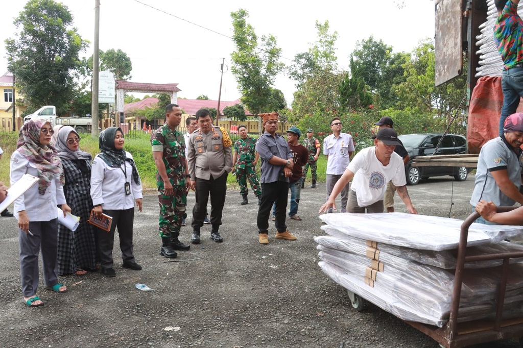 Memastikan keamanan dan kesiapan logistik Pemilu, Kapolres Simalungun AKBP Ronald F.C. Sipayung bersama Dandim 0207/Simalungun, Letkol Inf. Hadrianus Yossy melakukan pengecekan logistik Pemilu di Kantor Komisi Pemilihan Umum (KPU) Kabupaten Simalungun.