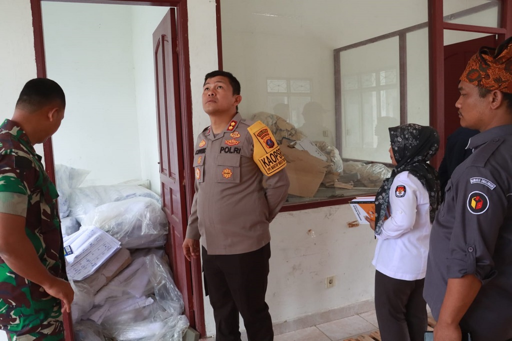 AKBP Ronald mmengu!ngkapkan bahwa kehadiran Kepolisian bersama TNI ke gudang logistik untuk memberikan keamanan dan memastikan logistik siap didistribusikan.