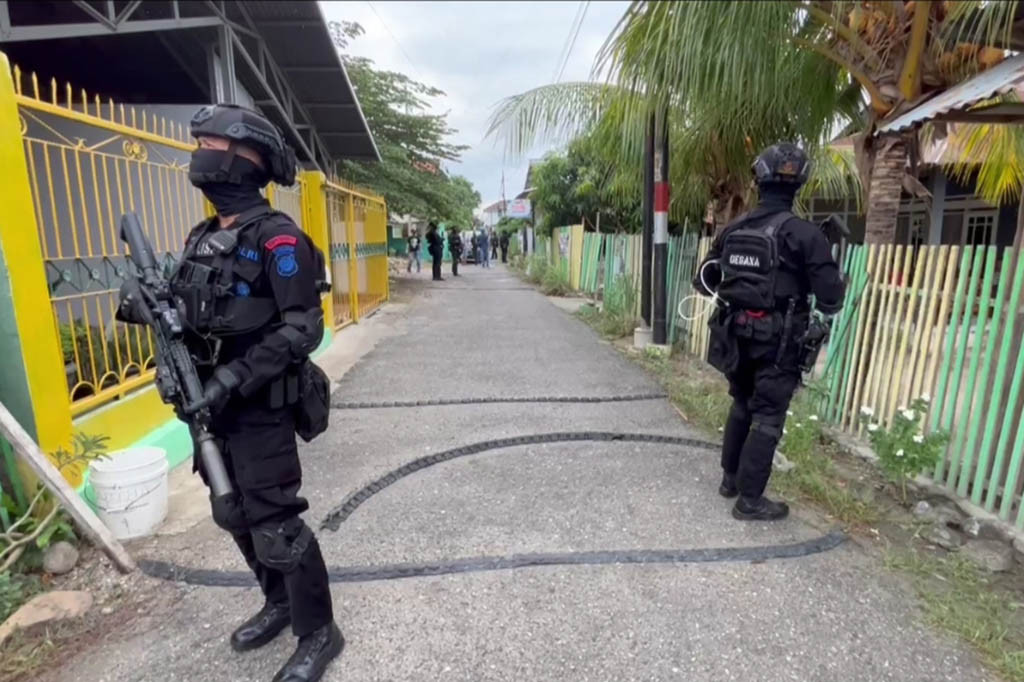 Tim Densus 88 tiba di lokasi menggunakan empat mobil mini bus dan satu unit mobil Tactical milik Gegana Polda Sulteng sekitar Pukul 06.00 Wita. Penggeledahan dilakukan dengan disaksikan Ketua RW setempat, setelah pemilik rumah berinisial AR telah diamankan lebih dulu.