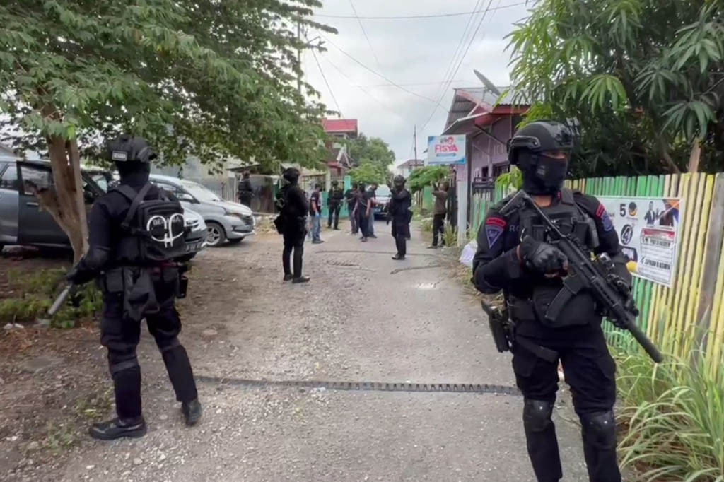 Penggeledahan itu berlangsung selama kurang lebih 1,5 jam. Dari hasil penggeledahan, tim Densus 88 menyita sejumlah barang bukti, diantaranya handphone, buku rekening dari dua bank berbeda, sejumlah buku bacaan, hard disc, dan parang panjang.